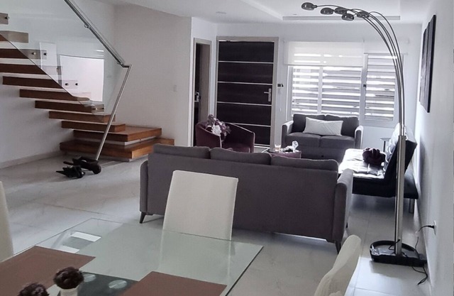 Confortable segura y con estilo, casa completa más suite en Cuenca.