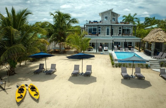 Conmigo Villas North - Beachfront 3 Bedroom Condo w/Pool