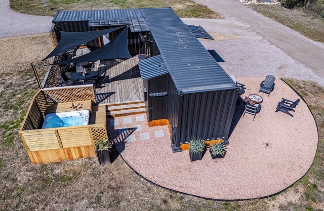 Contained in Gruene River Theme. 5 minutes to Gruene Hall