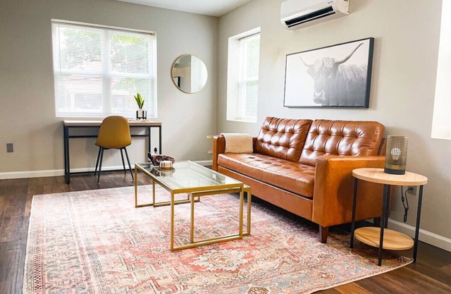 *Contemporary 1 bed close to Xavier & Downtown*