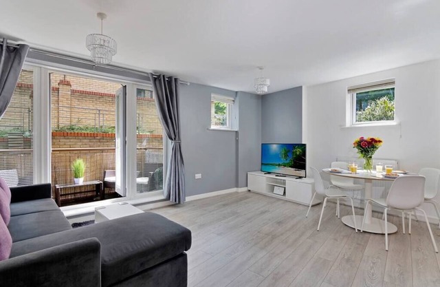 Contemporary 2-Bed Apt w. Free Parking & Balcony | On Site Stays Greenhithe