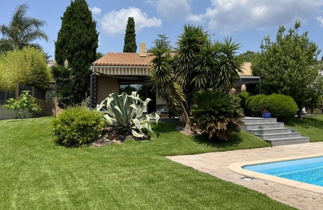Contemporary 230 m2 villa by architect Les Ameniers, 5 minutes from the beach.