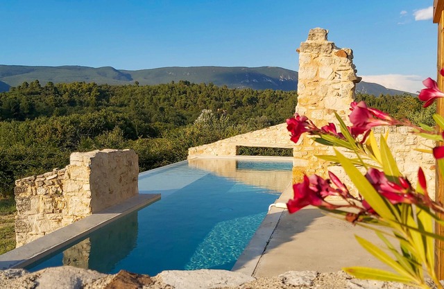 Contemporary 3-bed House With Infinity Pool and Countryside Views