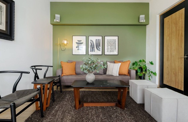 Contemporary Apt. in a 10th floor w/amazing views