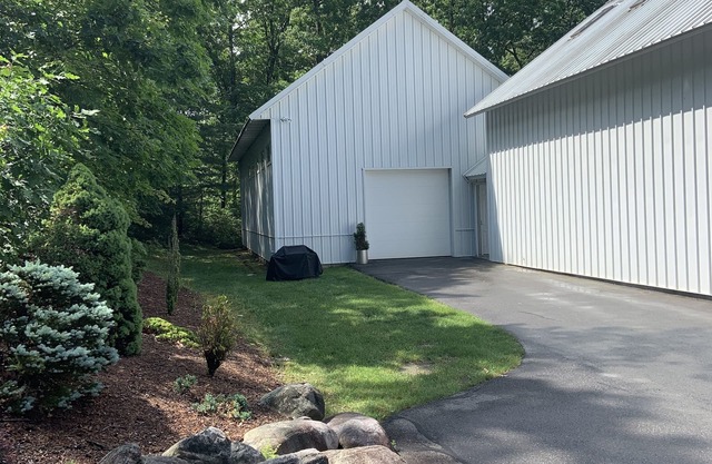Contemporary Artist Sanctuary - The Studio. Artsy retreat in quiet setting.