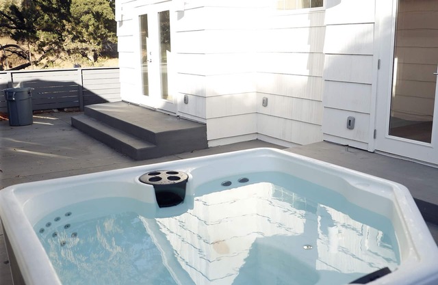 Contemporary & Convenient Mill Valley Gem w/Hot Tub