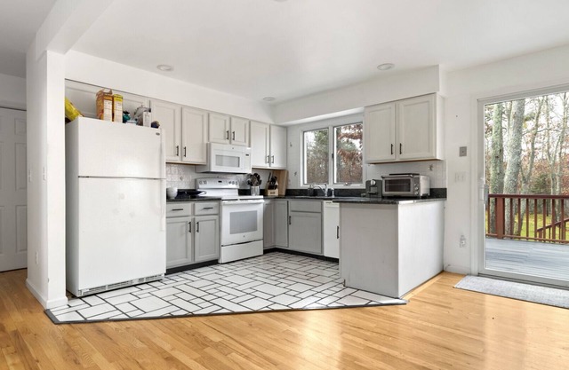 Contemporary Hampton Bays home on one acre of manicured lawn, private pool,.