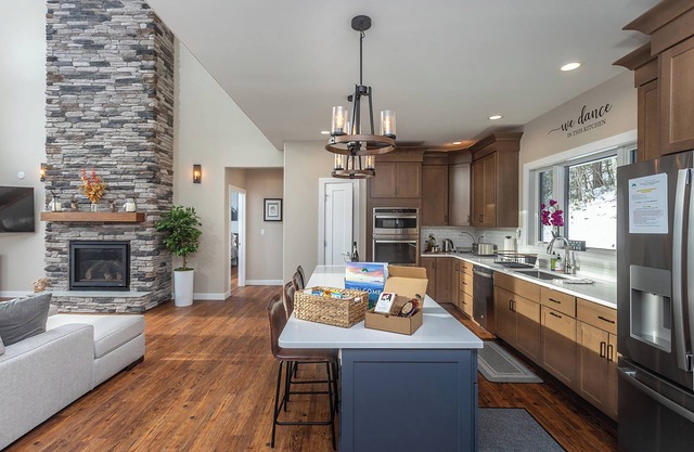 Contemporary home, stunning mountain views!