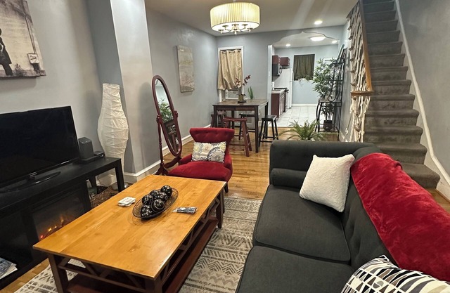 Contemporary home 8 min from center city
