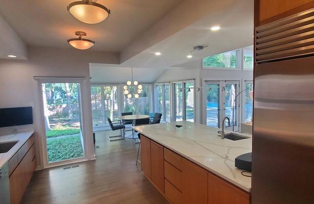 Contemporary house with partial lake views/quiet and private area/gut reno/2023