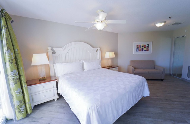 Contemporary Seaside Retreat! 3 Pet-friendly Rooms, Island View, Onsite Pool