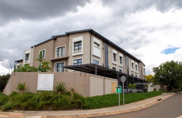 Contemporary Spacious & Comfortable Apartment