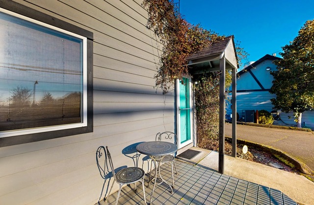 Contemporary wine country cottage with deck in the heart of Dundee