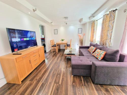 Contractors 2 Bed Apartment in Stevenage near Asda By White Orchid Property Relocation Leisure & Business