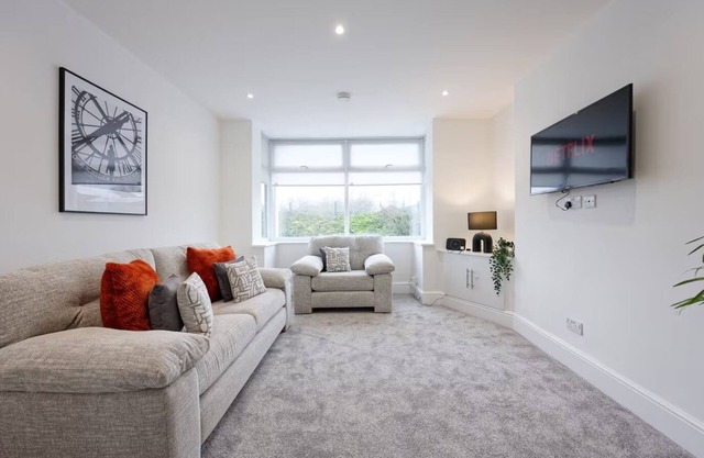 Contractors, Business, Leisure | FREE Parking