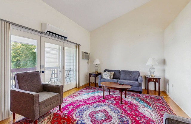 Convenient Dog-Friendly Townhouse w/Bay Views, Fast WiFi, A/C, Gas Grill, & More