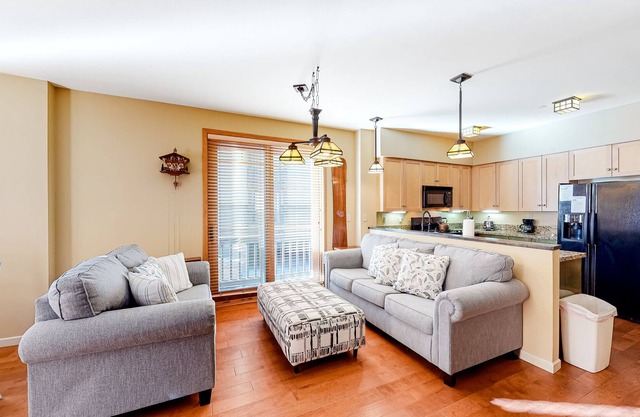 Convenient mountain getaway with views & on-site golf - near skiing