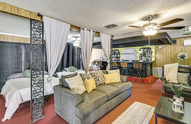 Convenient Studio w/Private Bar in Odessa