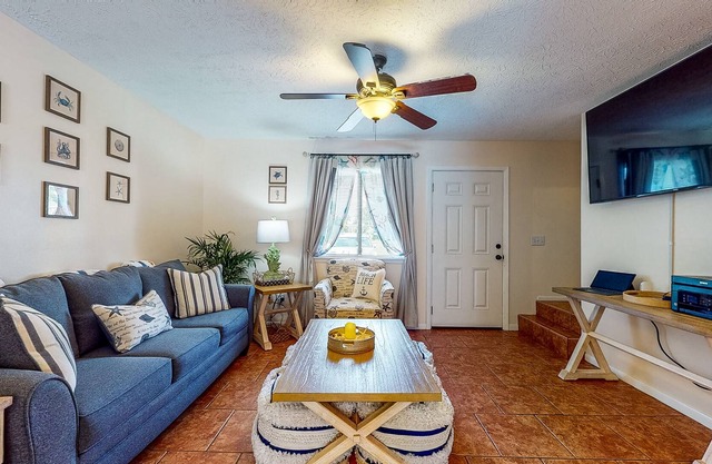 Convenient Townhome with Private Hot Tub, W/D, Central AC - Dogs Welcome