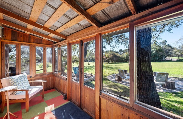 Conveniently Located-Charming Tiny Cabin-Oak Hill!