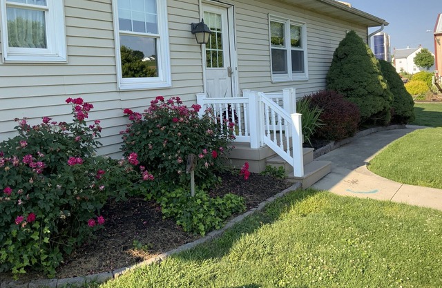 Conveniently located country in law suite.