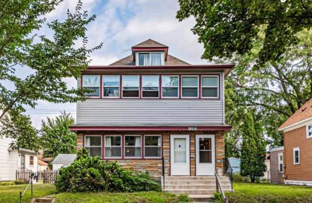 Conveniently located home with full kitchen and washer/dryer