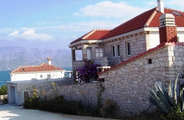 Cool 2-bedroom apartment with AC in charming Povlja