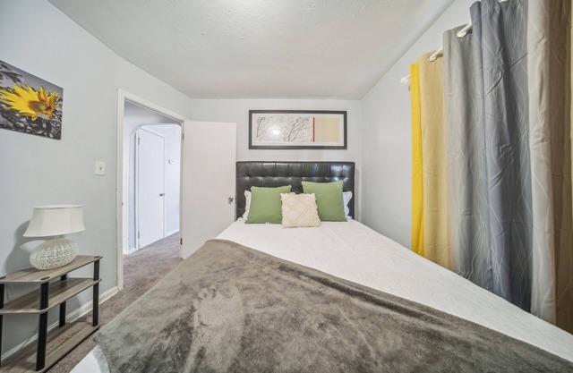 Cool 2-bedroom house with AC in vibrant Cleveland