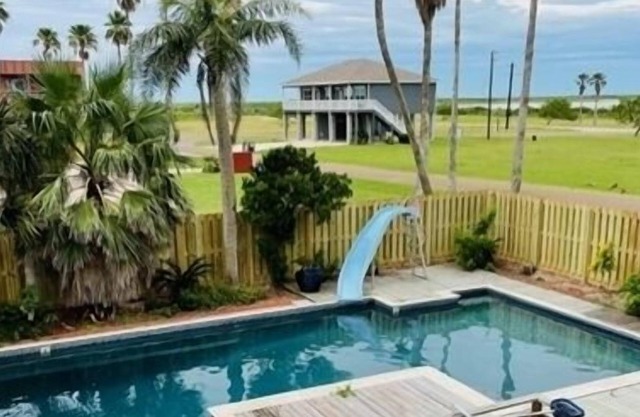 Cool Off with Private Pool! 3 Bedroom, 2 Bathroom. Sleep 12