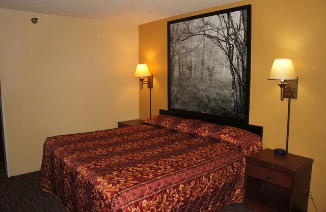 Coratel Inn & Suites Stillwater - Deluxe 1 King Bed Non-Smoking