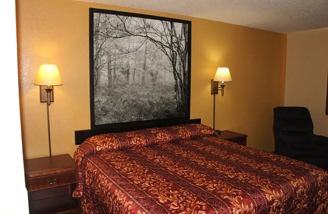 Coratel Inn & Suites Stillwater - Standard 1 King Bed Non-Smoking