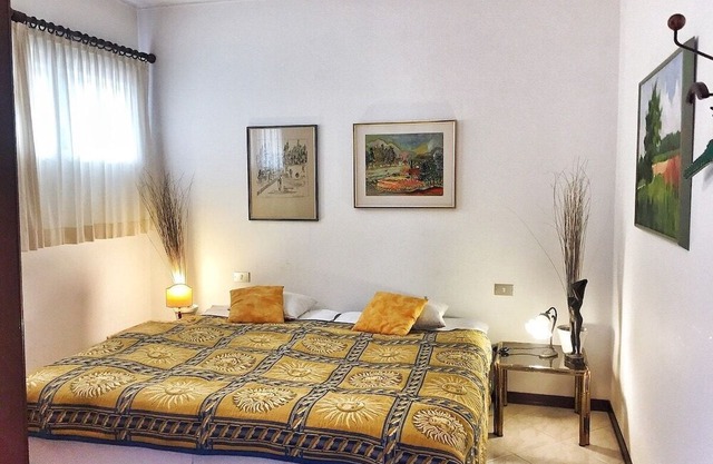 Cordelia 3 with lake view and pool