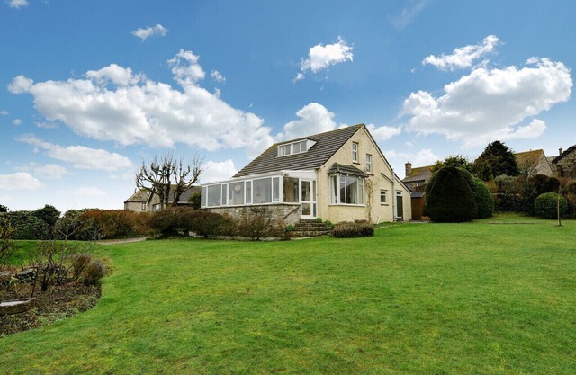 Cornerways - Four Bedroom House, Sleeps 8