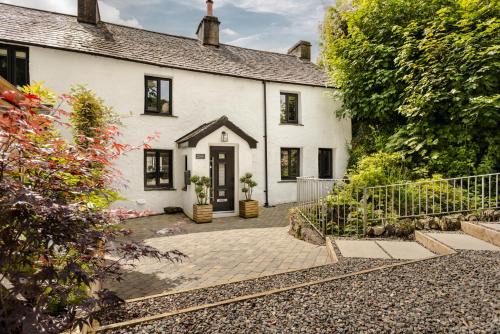 Coronation Family Cottage, Modernised 200-Year-Old Lake District Cottage with Private Hot Tub and Parking