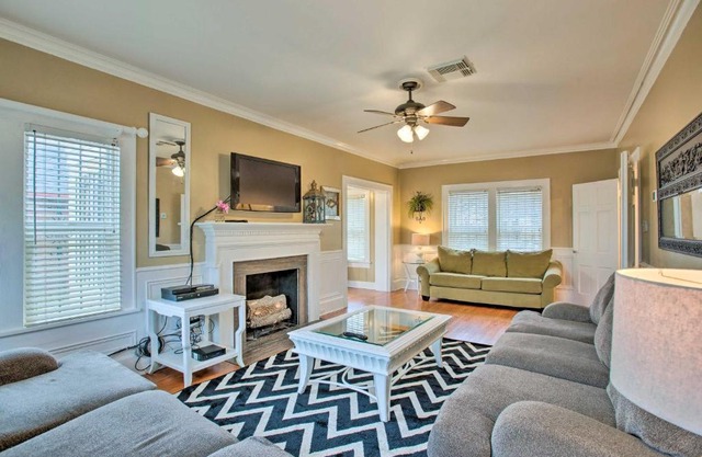 Corpus Christi Home with Pool and Hot Tub Walk to Bay