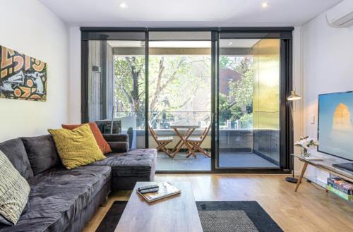 Cosmo Stays- Designer Apartment Fabulous Location