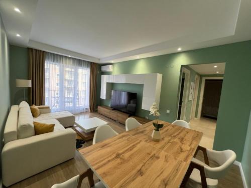 Cosmopolis Family Apartment - Pools & Gym