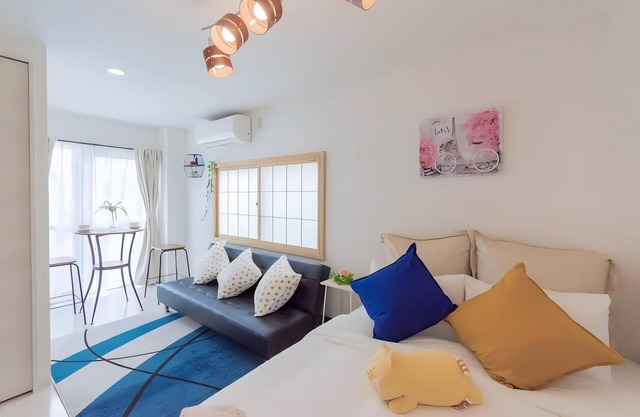 Cost-effective 3-person family room near dining & shopping. Room 201.