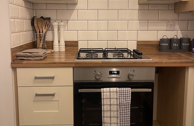 Cosy 1 bedroom flat FAST wifi & FREE parking & washing machine