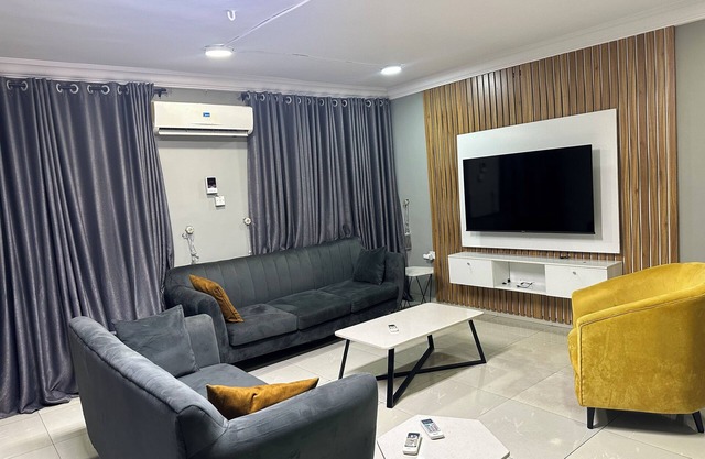 Cosy 2 Bedroom Apartment off Toyin Street Ikeja,10mins drive to the airport(LOS)