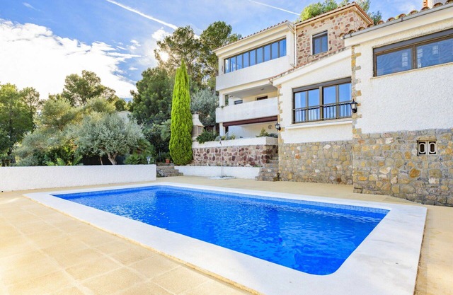 Cosy apartment in villa for 4 guests with WIFI, pool, A/C, TV and terrace