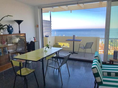 Cosy apartment with fabulous SEA VIEWS 70's style