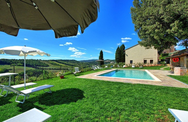 Cosy apartment for 10 guests with pool, A/C, WIFI and panoramic view, close to San Gimignano