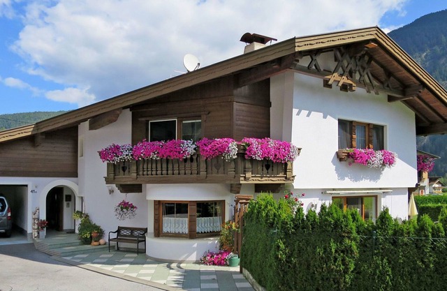 Cosy apartment for 5 people with WIFI, TV, balcony, pets allowed and parking