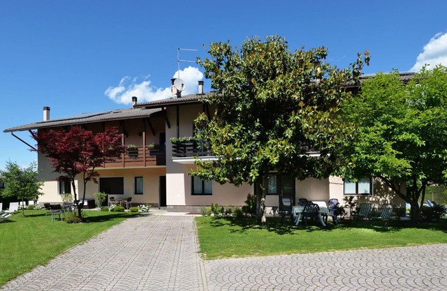 Cosy apartment for 6 people with WIFI, TV, patio, pets allowed and parking