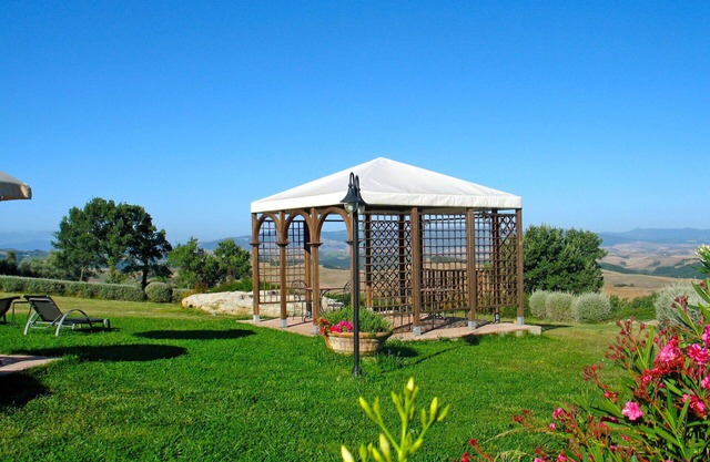 Cosy apartment in villa with WIFI, pool, A/C, TV, terrace and panoramic view, close to San Gimig.
