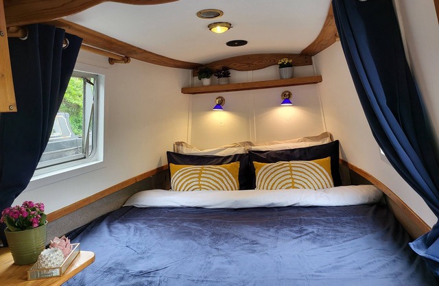 Cosy Canal Boat in Little Venice for Family & Friends