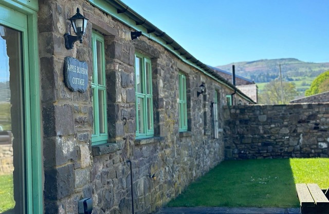 Cosy cottage in a village near Abergavenny at the gateway to the Brecon Beacons