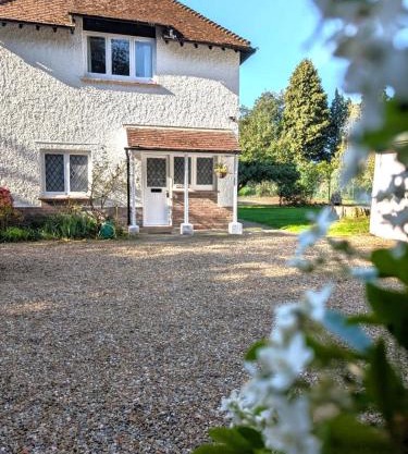 Cosy Cottage with Large Garden I Semi Rural Retreat! Nearby Countryside, Beaches & Goodwood - Chichester Holiday Properties