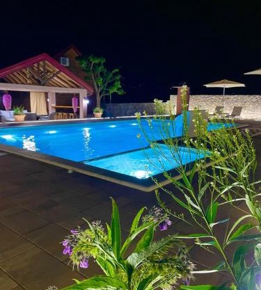 Cosy Cottage with Private Pool - Andrej